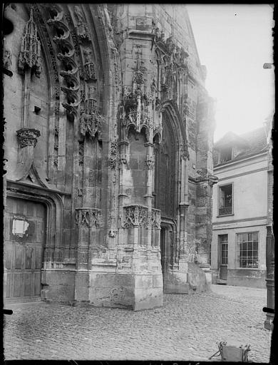 Façade ouest : détail du portail central et porte de gauche