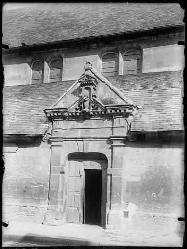 Porte latérale : fronton