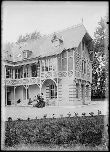 Façade à pans de bois sur cour, femmes