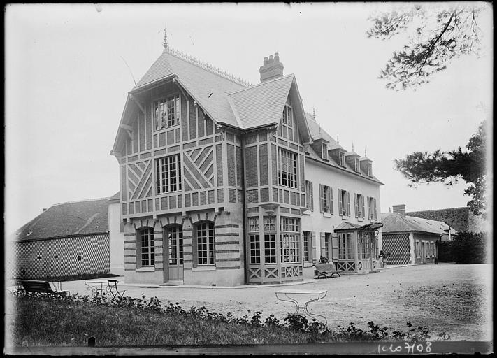 Façade principale et pignon à pans de bois