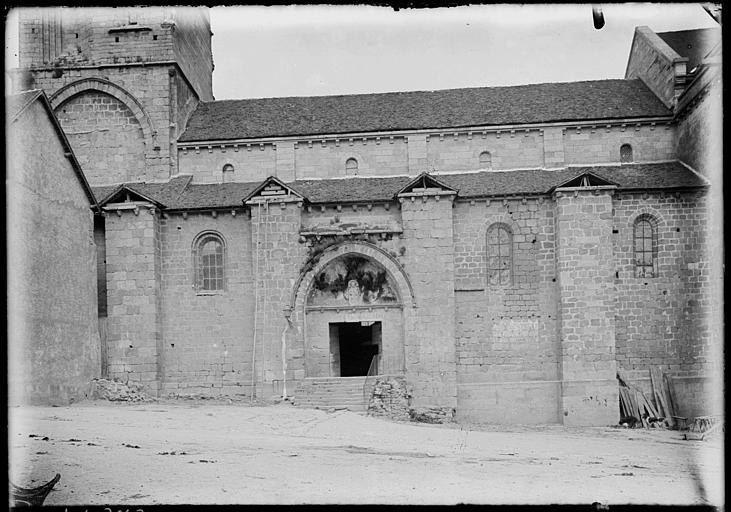 Façade nord, porte latérale