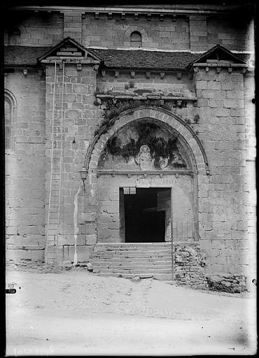 Façade nord, porte latérale