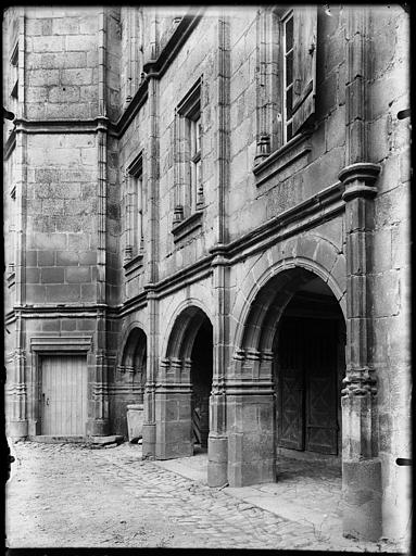 Sur cour, galerie au rez-de-chaussée