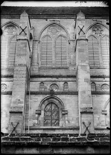 Façade latérale, détail : fenestrage et contreforts