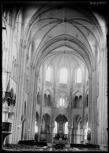 Intérieur : la nef vers le choeur