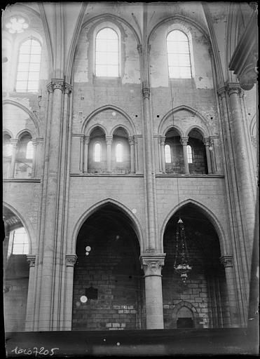 Intérieur : la nef, triforium et arcature