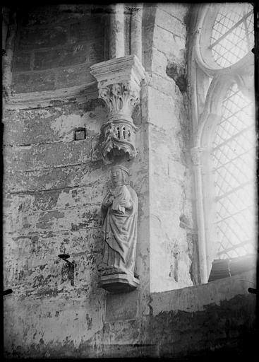 Intérieur : statue d'un saint sous un dais