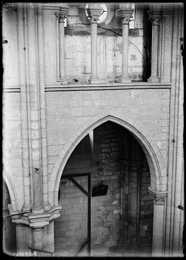 Intérieur : détail du triforium et d'une arcade