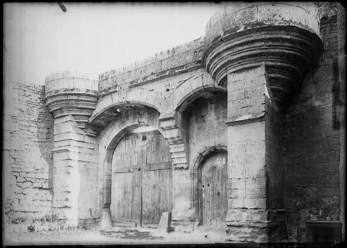 Porte fortifiée de l'ancien Prieuré, côté ouest