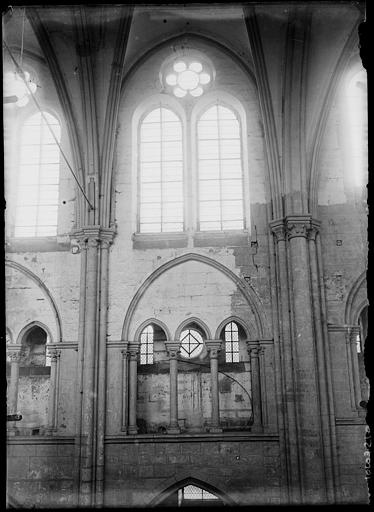 Intérieur : détail du triforium et vitraux