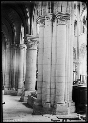 Intérieur : chapiteaux du déambulatoire, feuillages et crosses