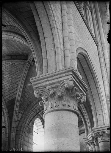 Intérieur : chapiteau de la nef, feuillages et crosses