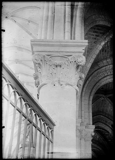 Intérieur : chapiteau du déambulatoire, feuillages et crosses