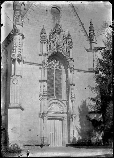 Chapelle : portail de la façade ouest, arc triomphal