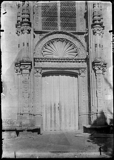 Chapelle : portail de la façade ouest, décor de coquille