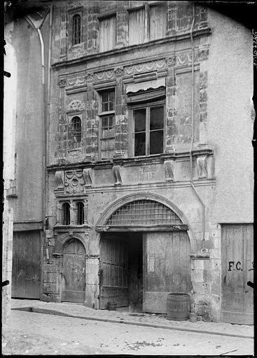 Façade sur rue : porche