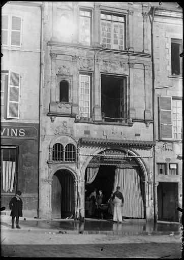 Façade sur rue : devantures de boutiques et personnages