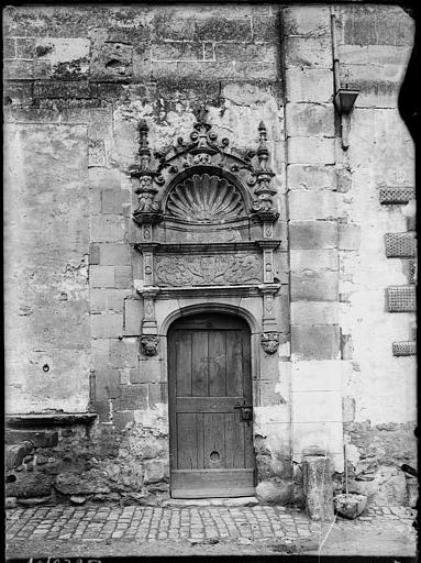 Façade sur cour : porte à décor de coquille