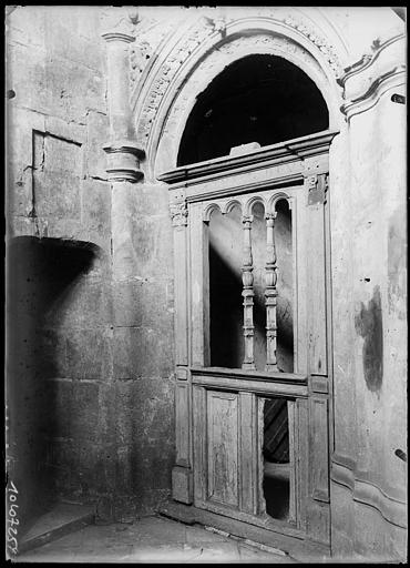 Intérieur : porte du grand escalier