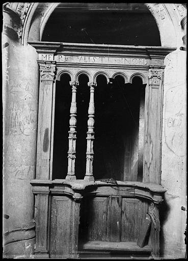 Intérieur : porte du grand escalier, détail des colonnettes