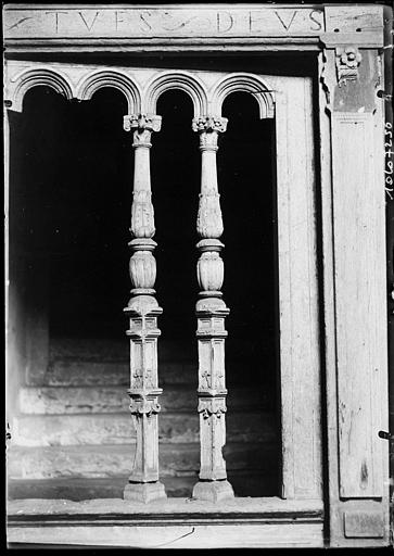 Intérieur : porte du grand escalier, détail des colonnettes