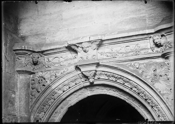 Intérieur : porte du grand escalier, tympan et frise sculptés