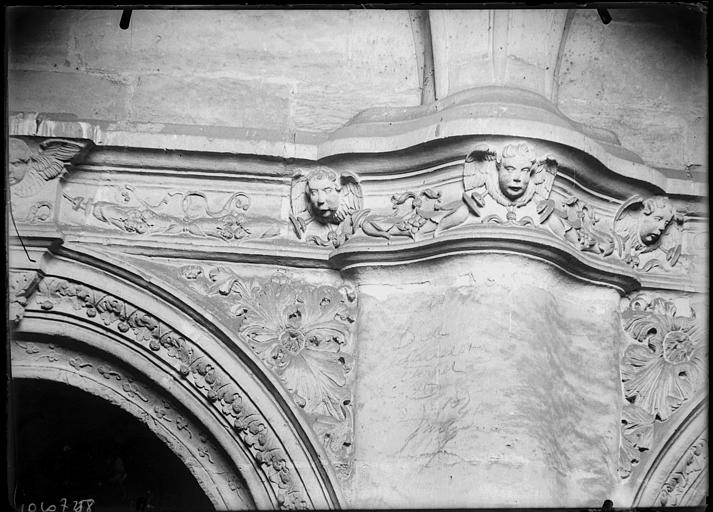 Intérieur : porte du grand escalier, tympan et frise sculptés