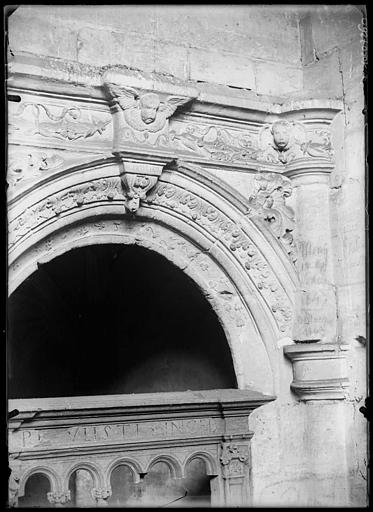 Intérieur : porte du grand escalier, tympan et frise sculptés