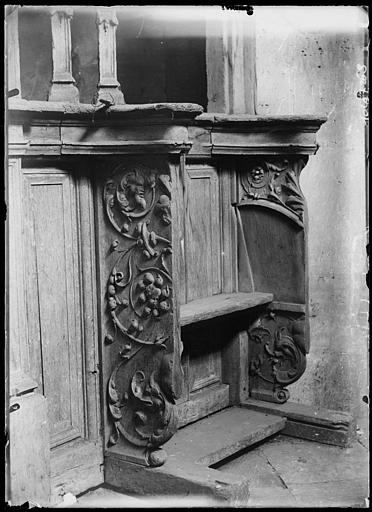 Intérieur : porte du grand escalier, partie inférieure en bois sculpté