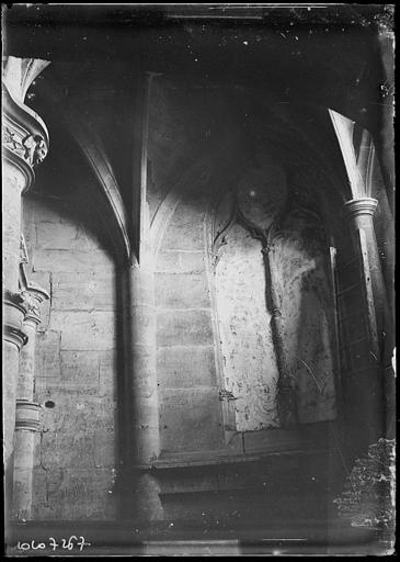 Chapelle, intérieur : départ de voûtes et chapiteaux, têtes