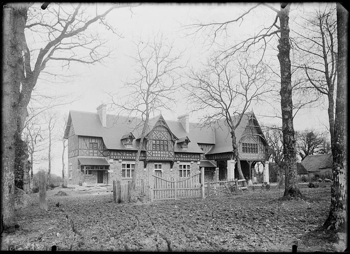 Communs du château : portail et clôture en bois