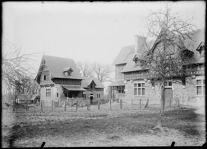 Communs du château et pavillon, clôture en bois