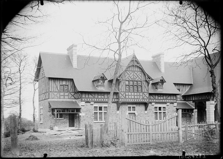 Communs du château : portail et clôture en bois