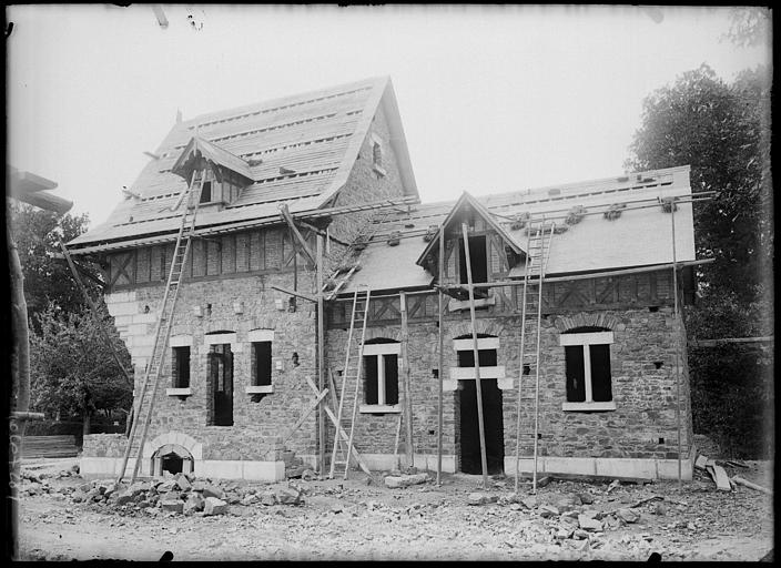 Communs du château : pavillon en construction