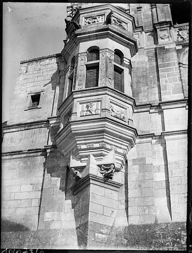 Façade de l'aile François 1er, côté place : oriel