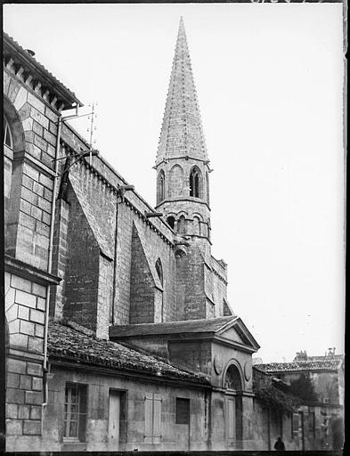 Clocher et façade latérale de l'église