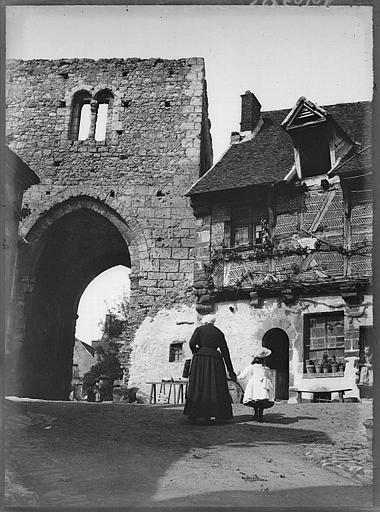 Porte du Nord et façade d'une maison ancienne