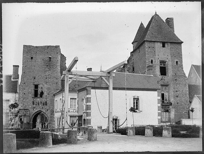 Enceinte fortifiée : Porte d'en bas, pont-levis et tour