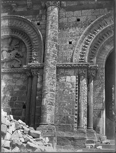 Façade ouest, détail du portail central et d'un portail muré : voussures et colonnettes