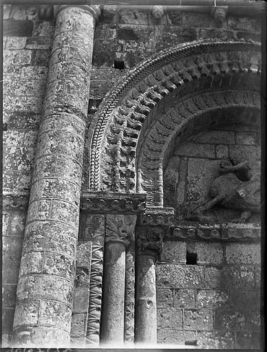 Façade ouest, détail du portail muré : voussures