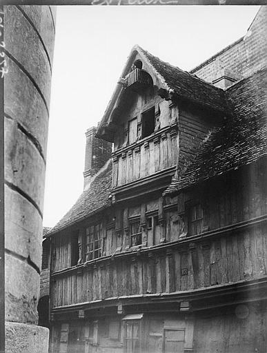 Façade à pans de bois sur rue, lucarne