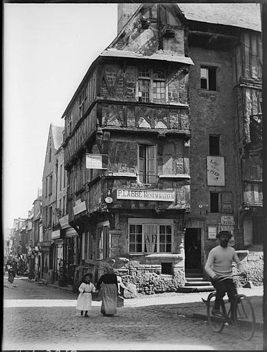 Façades à pans de bois sur rue à l'enseigne P. Labbé restaurateur