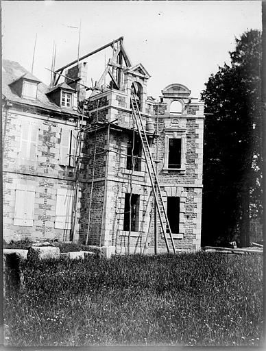 Façade, détail en cours de construction, échelles