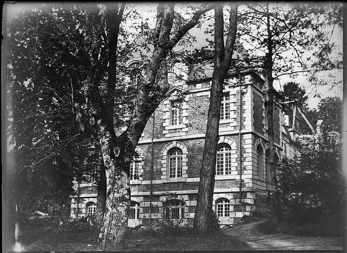Façade sur parc en cours de construction, échafaudages