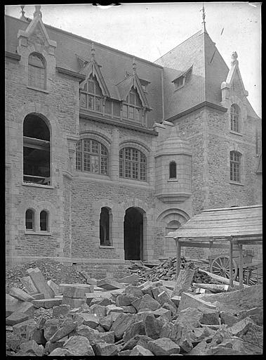 Façade principale, détail, en cours de construction