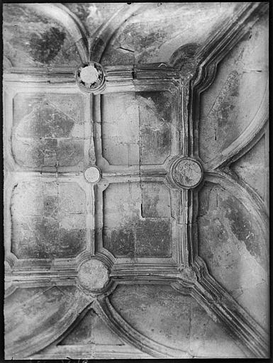 Plafond de l'escalier, clefs de voûtes