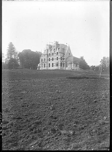 Vue éloignée de l'ensemble en construction, échafaudages