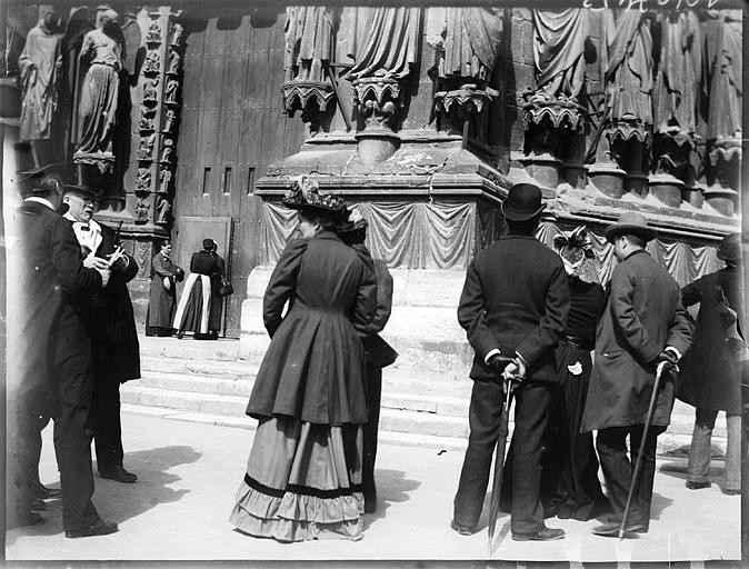 Visite du Trésor par le Service des Monuments Historiques, groupe de personnes