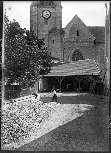 Ensemble est, hangar de matériel agricole