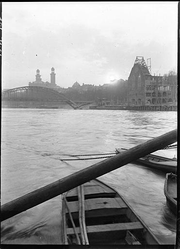 Construction des pavillons en bord de Seine, passerelle en fer